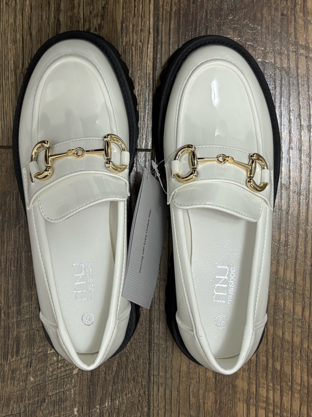 Musshoe Women’s White Platform Patent Loafers with Gold Buckle Accent Size 6 - Picture 4 of 12